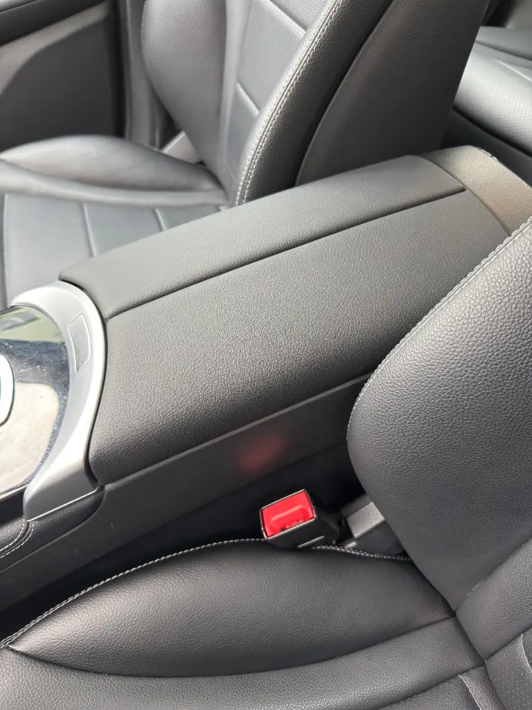 Lederpolster und Mittelarmlehne im Fahrzeuginnenraum