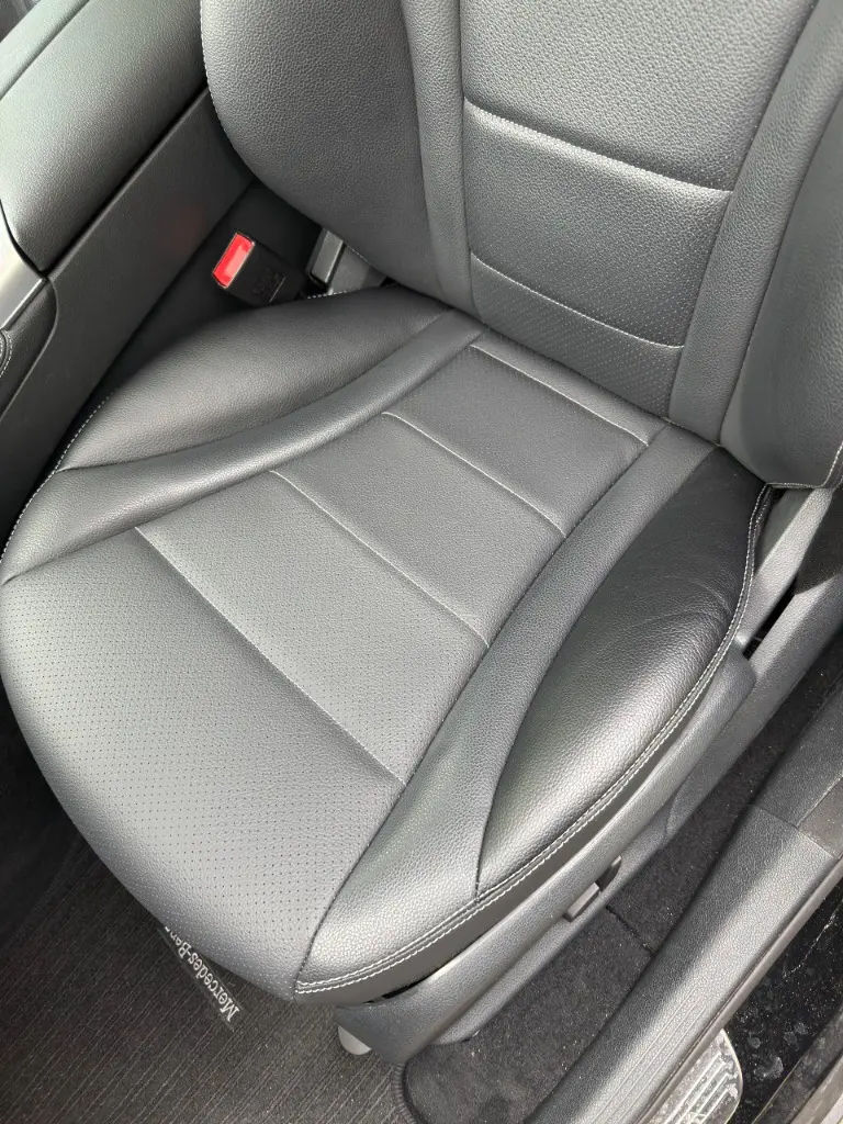 Neu bezogener Autositz aus Leder